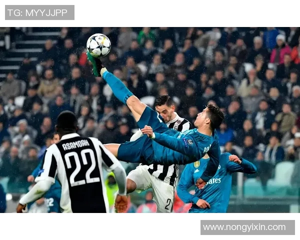 欧冠赛场惊现奇葩瞬间球迷冲入场内抢夺C罗球衣事件回顾